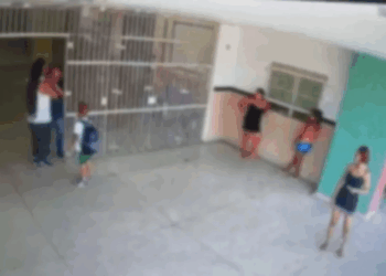 Pai de aluno que agrediu cuidador em escola é alvo de operação na Serra