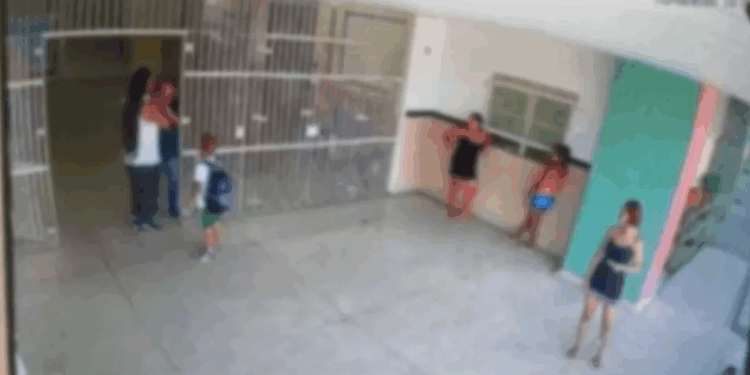Pai de aluno que agrediu cuidador em escola é alvo de operação na Serra