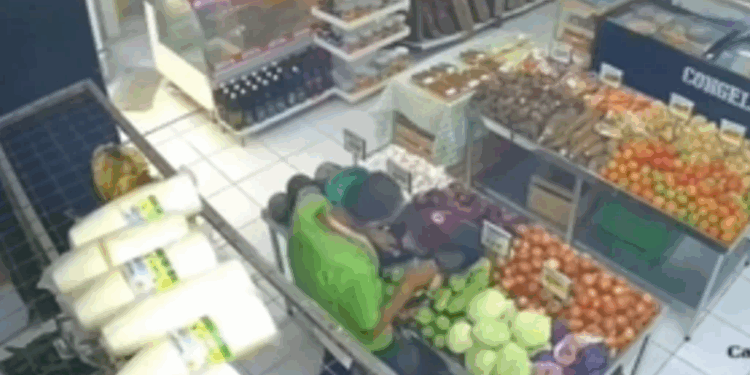 Homem furta carne em mercado de Vila Velha e é flagrado por câmeras