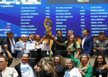 Assembleia recebe troféu da Unale pelo Projeto Arranjos Produtivos
