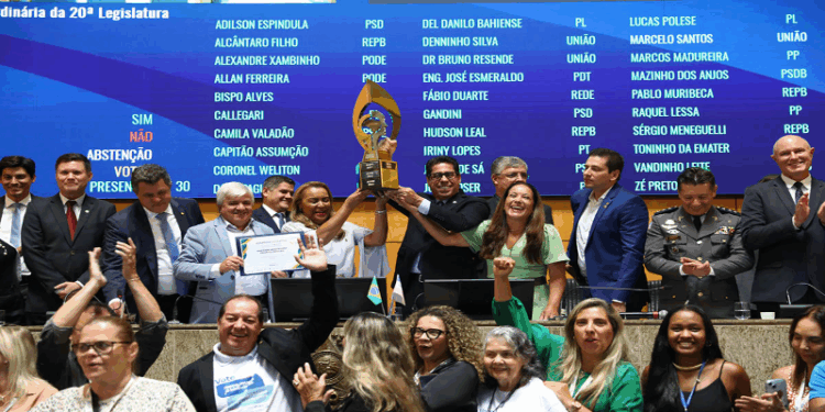 Assembleia recebe troféu da Unale pelo Projeto Arranjos Produtivos