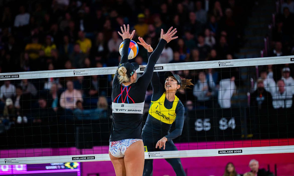 Carol Solberg e Rebecca perdem semi do Mundial de Vôlei de praia feminino 2025