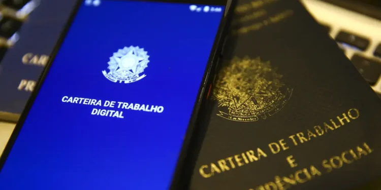 Brasil cria 85 mil empregos com carteira assinada em outubro