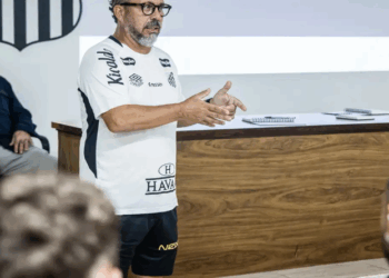 Ex-auxiliar de Tite, Cleber Xavier debuta como técnico no Santos