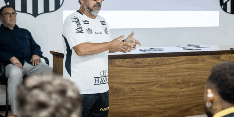 Ex-auxiliar de Tite, Cleber Xavier debuta como técnico no Santos
