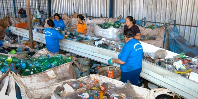 26/12/2025 – Plásticos não recicláveis geram perdas e sobrecarga a catadores no Rio