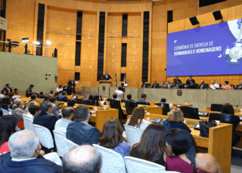 Entrega de comenda e títulos ressalta harmonia entre as instituições