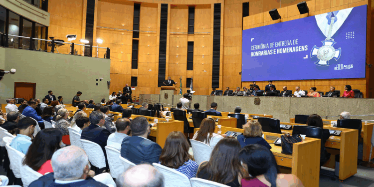 Entrega de comenda e títulos ressalta harmonia entre as instituições