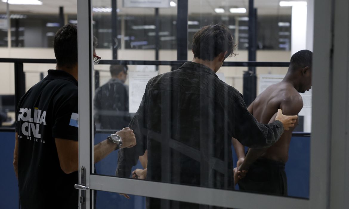 Rio de Janeiro (RJ), 28/10/2025 - Durante operação Contenção da policia contra o Comando Vermelho, detidos são conduzidos para a Cidade da Polícia Civil. Foto: Fernando Frazão/Agência Brasil