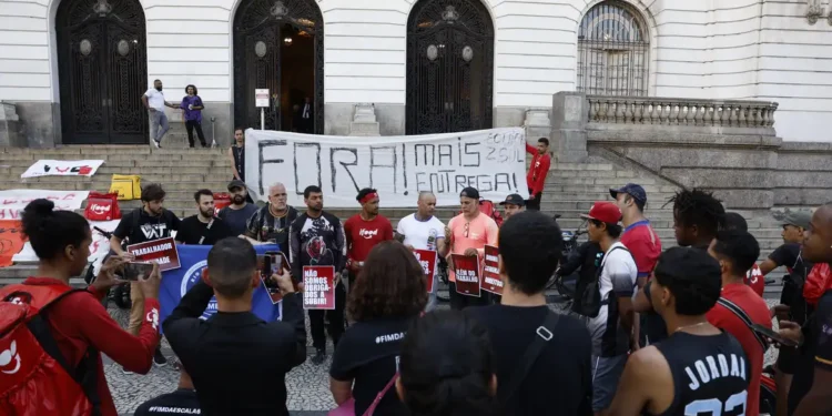 Entregadores protestam contra modalidade nova de trabalho do iFood