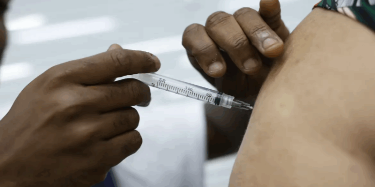 Casos de síndrome respiratória aguda grave caem no país, diz Fiocruz