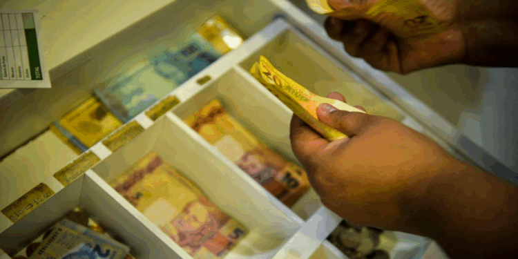 Percentual de famílias com dívidas em atraso cai em fevereiro, diz CNC
