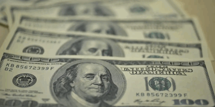 Dólar sobe para R$ 5,75 com tarifas de Trump e declarações de Haddad