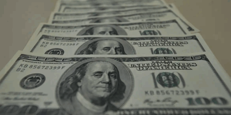 Dólar sobe para R$ 5,75 com receio sobre inflação