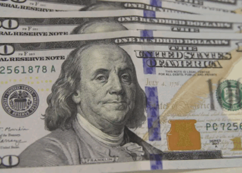 Dólar cai pela sexta vez seguida e fecha em R$ 5,68