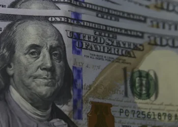 Dólar fecha abaixo de R$ 5,30 pela primeira vez desde junho de 2024