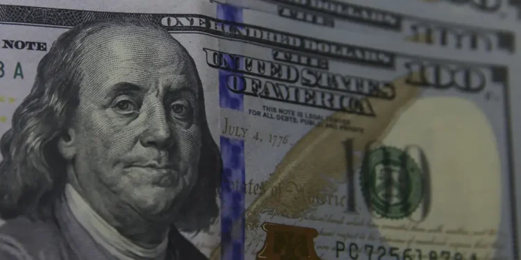 Dólar fecha abaixo de R$ 5,30 pela primeira vez desde junho de 2024
