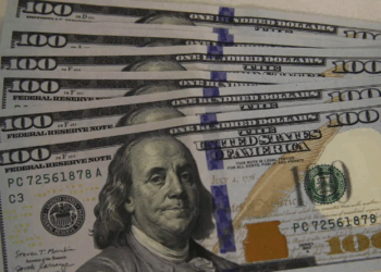 Dólar fecha a R$ 5,70 e cai 3,57% em março