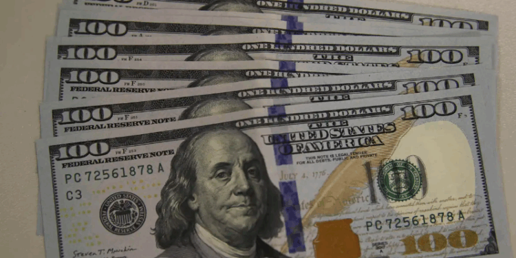 Dólar fecha a R$ 5,70 e cai 3,57% em março