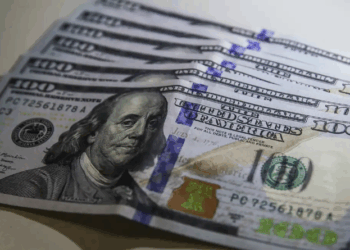 Dólar fecha praticamente estável mesmo com inflação nos EUA