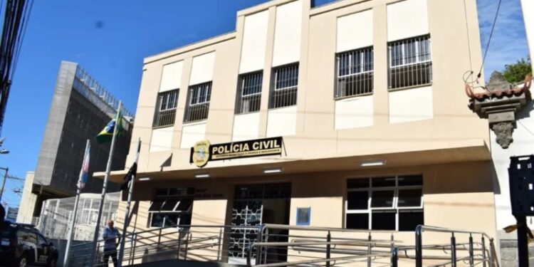 Menina conta a pastor que foi estuprada pelo padrasto e suspeito é preso