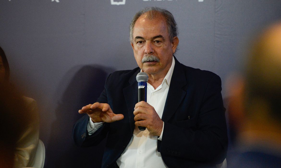 Tomaz Silva/Agência Brasil Rio de Janeiro (RJ), 22/05/2024 – O presidente do Banco Nacional de Desenvolvimento Econômico e Social (BNDES), Aloízio Mercadante durante o seminário “Brasil 2050: Rotas de Descarbonização da Economia”, no Rio de Janeiro Country Club, zona sul da capital fluminense. Foto: Tomaz Silva/Agência Brasil