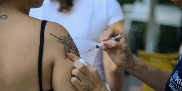 STJ mantém multa contra casal que não vacinou filha contra a covid-19