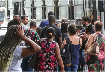 Número dos que procuram emprego há mais de 2 anos cai 17,8%, diz IBGE