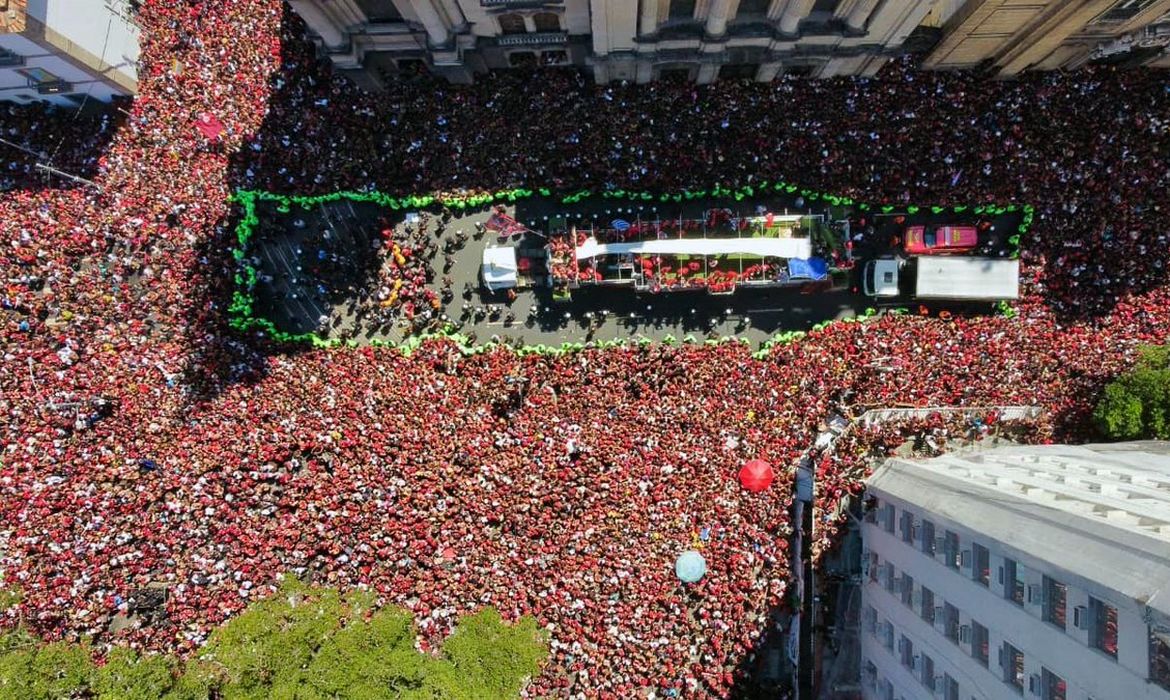 Rio de Janeiro - 30/11/2025 - Flamengo chega no Rio e torcida faz festa para receber jogadores. Foto: @LibertadoresBR