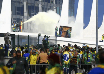 Entenda o que é a anistia pedida no ato realizado por Bolsonaro em Copacabana