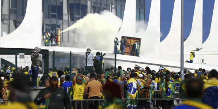 Entenda o que é a anistia pedida no ato realizado por Bolsonaro em Copacabana