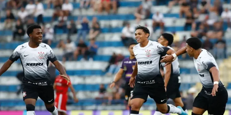 Em busca de 12º título da Copinha, Corinthians bate o Rio Branco