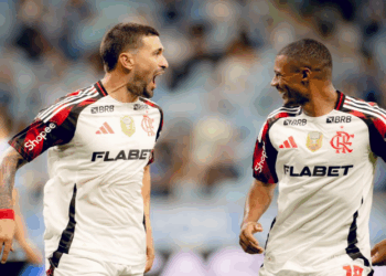 Fla vence com brilho de Arrascaeta para assumir ponta do Brasileiro