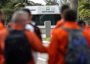 Petroleiros param por 24 horas contra mudanças no teletrabalho e PLR