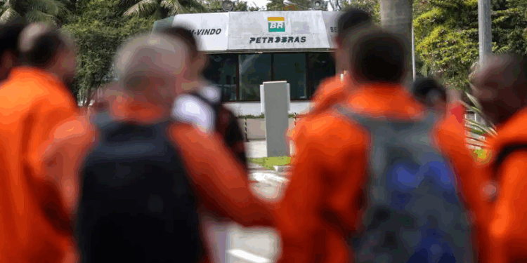 Petroleiros param por 24 horas contra mudanças no teletrabalho e PLR