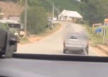 PRF flagra passageiros em carroceria de caminhonete na BR-262; veja vídeo