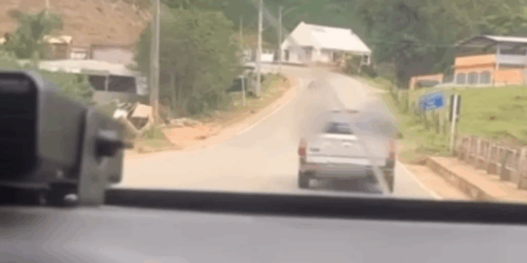 PRF flagra passageiros em carroceria de caminhonete na BR-262; veja vídeo