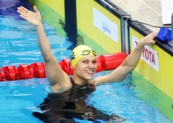 Carol Santiago é tricampeã mundial dos 100m costas em Singapura
