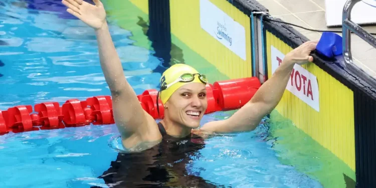 Carol Santiago é tricampeã mundial dos 100m costas em Singapura