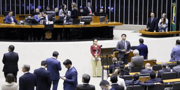 Câmara aprova bônus para servidor do INSS por revisão de benefícios