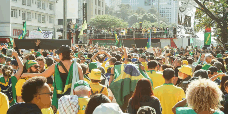 Ato em São Paulo pede anistia a Bolsonaro e exalta Trump