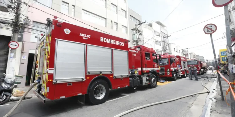 Explosão de galpão com fogos de artifício mata uma pessoa em São Paulo