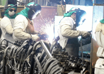 Indústria cai 0,1% em fevereiro e soma 5 meses sem crescimento