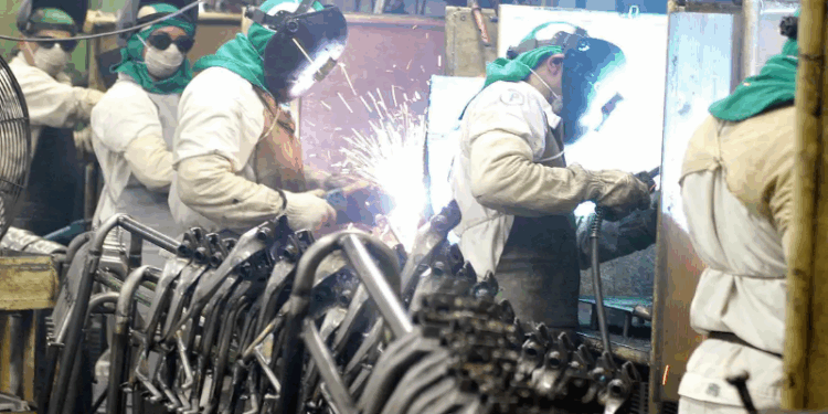 Indústria cai 0,1% em fevereiro e soma 5 meses sem crescimento