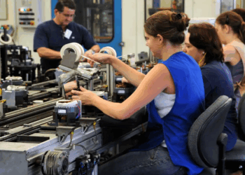 Inovação na indústria recuou em 2023 no Brasil, diz IBGE