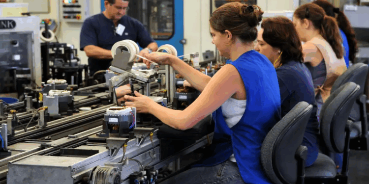 Inovação na indústria recuou em 2023 no Brasil, diz IBGE