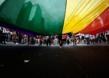 MPF pede suspensão de norma do CFM sobre terapia para jovens trans