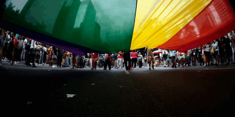 MPF pede suspensão de norma do CFM sobre terapia para jovens trans