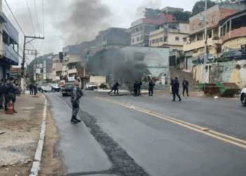 Adolescente morre em confronto com a PM e moradores fazem protesto em Vila Velha