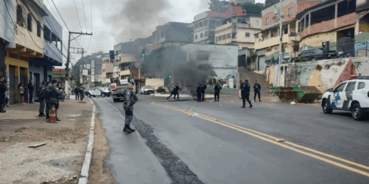 Adolescente morre em confronto com a PM e moradores fazem protesto em Vila Velha